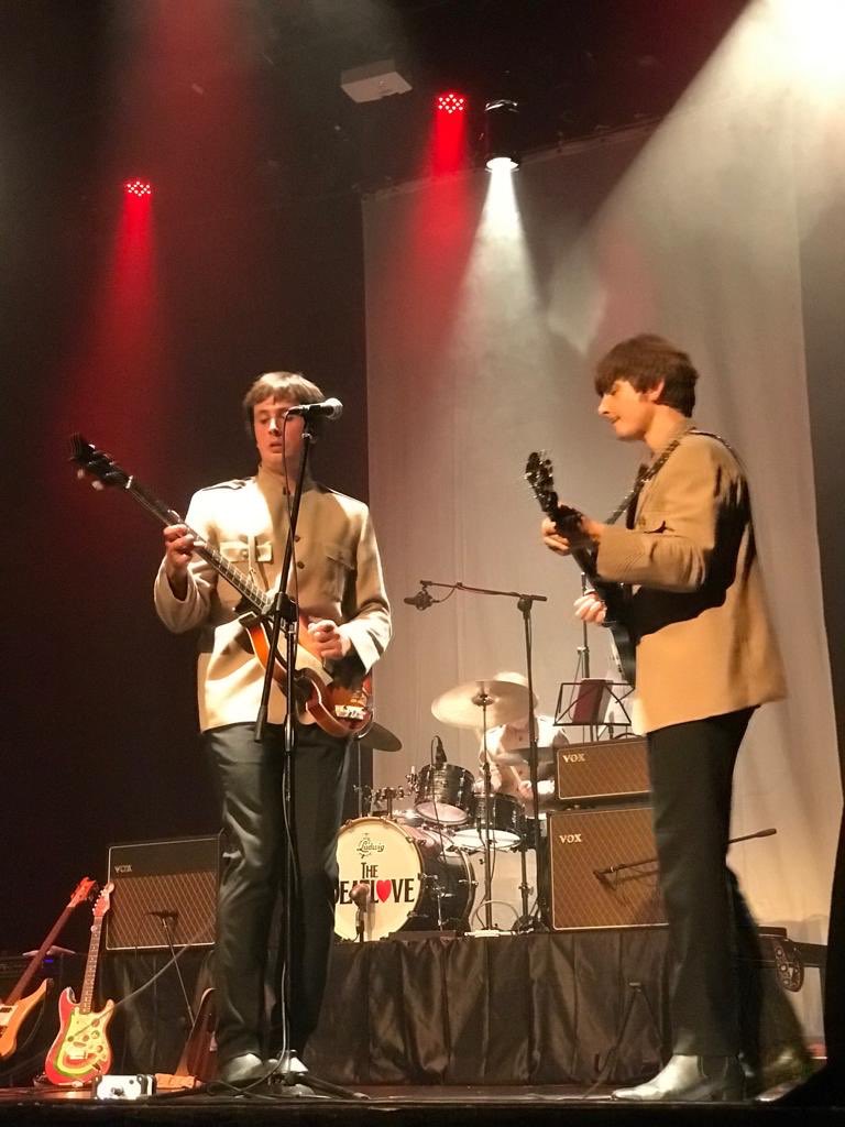 MadridconM's tweet photo. #Showbeat “UNA NOCHE CON LOS BEATLES” en el #TeatroFígaro @clubsmedia wow!!! https://t.co/oDjOcfFyNH