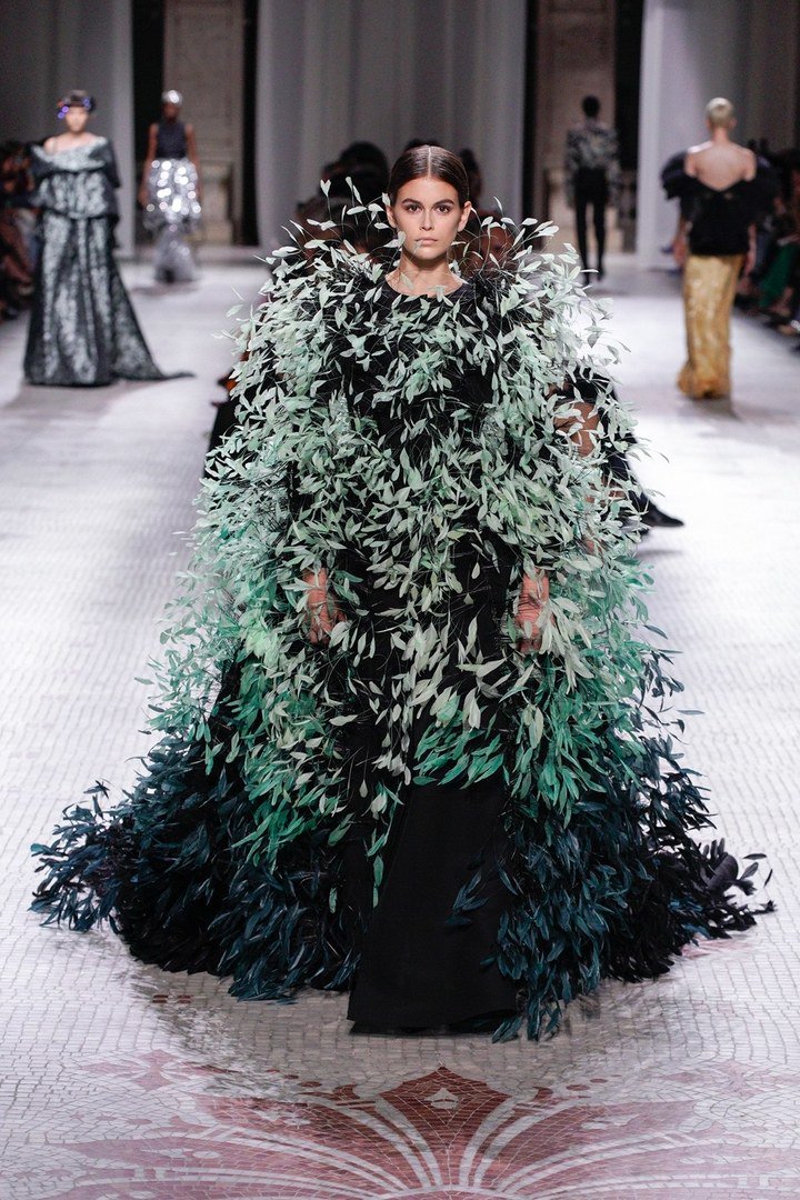 VogueFrance's tweet photo. Revivez en images l'incroyable défilé Givenchy haute couture, à découvrir ici https://t.co/fq4yMBUwFs https://t.co/FhMyzN3L5Z