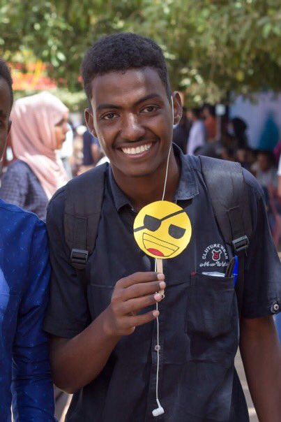 الشهيد محمد عبدالرحمن (30 يونيو) 💔 كان من الناس الماسكين يدين بعض عشان يحمو باقي الثوار ف اصابتو تلات رصاصات في الظهر 💔💔💔 ربنا يرحمك ويجعل مثواك الجنه ان شاء الله💔