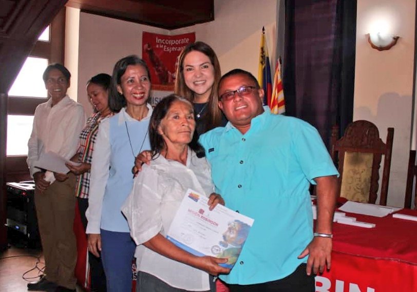gestionperfecta's tweet photo. 2.032 Vencedores de la Misión Robinson en el estado Lara, recibieron su certificado de culminación de estudios de 6to grado. #TodoPorTiLara #TodosPorUnaVenezuelaBella https://t.co/sqabbMpaZq