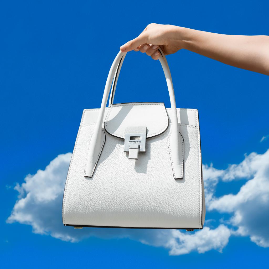 Carry the day: give your summer style a breath of fresh air with our chic #MichaelKorsCollection Bancroft satchel.