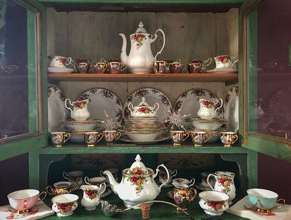 We are completely in love with @prettycottagegarden’s extensive Royal Albert collection. What’s taking up precious space in your china cabinet? #Repost #TeaTimeMagazine #TeapotTuesday #TeaTime #TimeForTea
