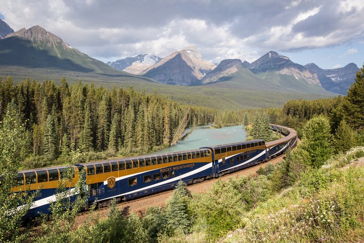 JetNewsMX's tweet photo. Rocky Mountaineer es el tren perfecto para conocer Canadá desde sus verdes montañas, grandes lagos y ríos. Este tren de última tecnología y grandes ventanales permite al viajero relajarse y disfrutar del trayecto durante el día, y alojarse en exclusivos hoteles durante la noche. https://t.co/5oTJggsA3A
