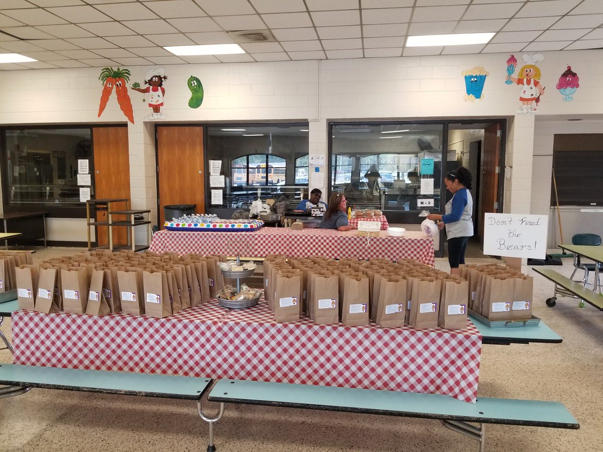 tarabratcher3's tweet image. Camp Auman is up and ready to meet their campers @LoydEAuman @tinabaker1970 @advocate_1 #2019ccsrtacamp #litnccs