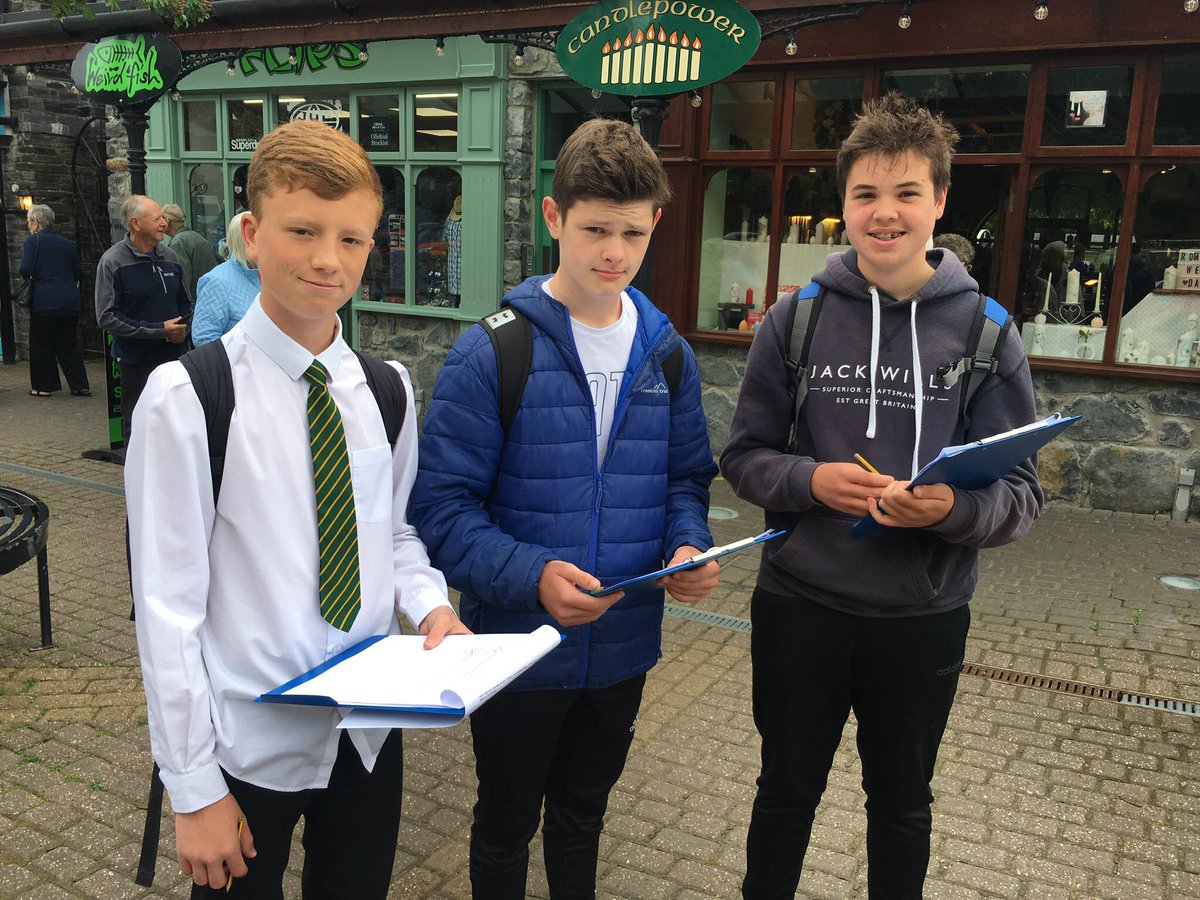 CreuddynDaear's tweet photo. Criw bl.10 TGAU @ysgolycreuddyn yn brysur yn casglu data tra ar waith maes yn Eryri heddiw☀️🌎 @YmweldAgEryri @VisitBetws #tywyddbraf #effaithtwristiaeth #potmêl #dataansoddol #datameintiol #cylchdylanwad #carudaear https://t.co/bwklmdgOSA