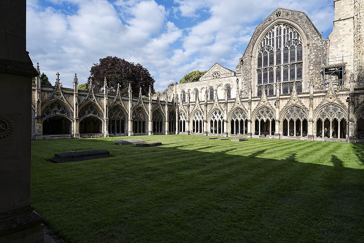 Those medieval types certainly knew how to make a statement #CanterburyCathedral #medievaltwitter #lookup