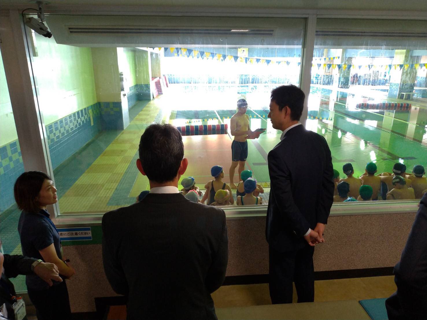 熊谷俊人 千葉県知事 源小学校のプール授業を委託しているセントラルウェルネスクラブ長沼に行き 授業を見ました 子ども達が楽しみにしていることは表情や保護者の話 欠席 見学が少ないことからも分かります 水泳が苦手な児童も着実に上達している