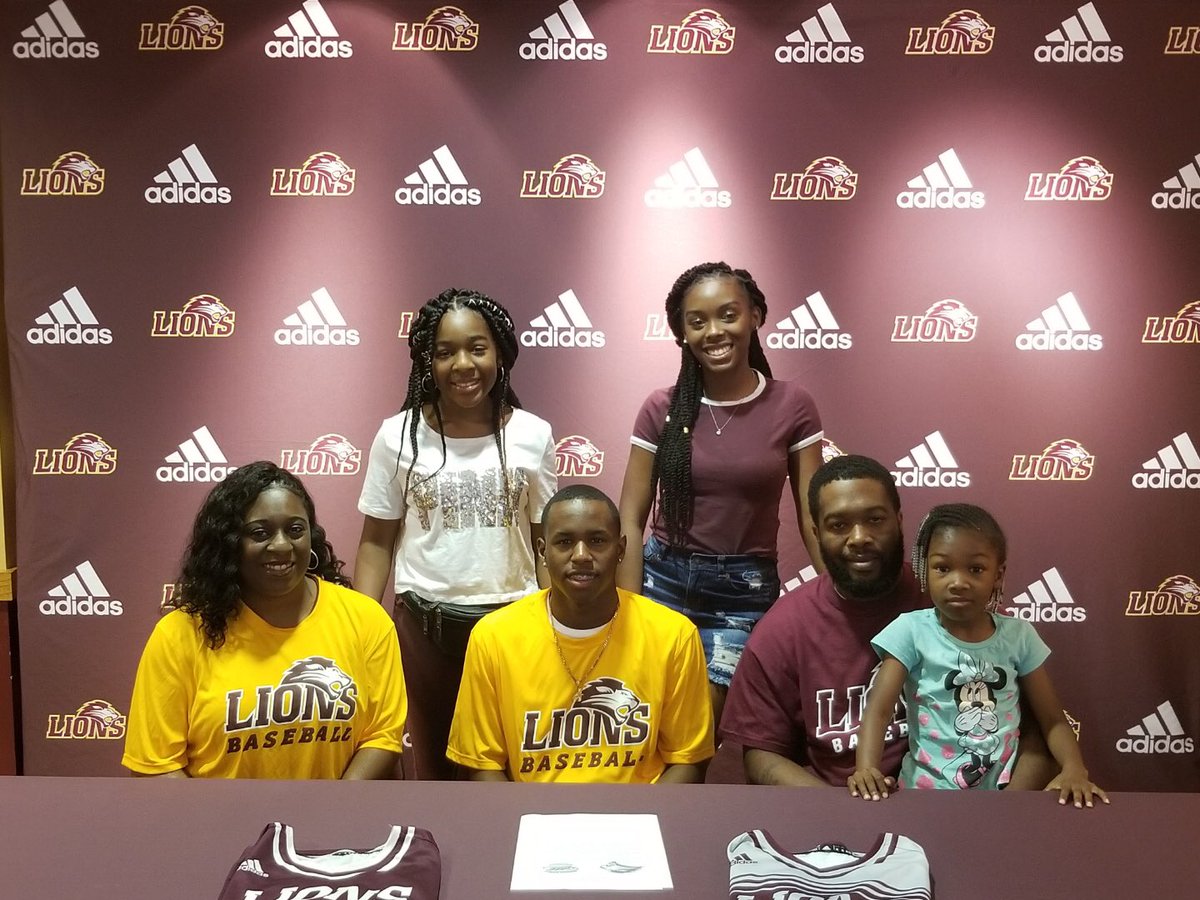 FHU_LIONS's tweet photo. We want to welcome Justin Riley into the Lion family as part of the 2019 class! #FutureLion #LeftyFunk https://t.co/tlpRLq6vYi