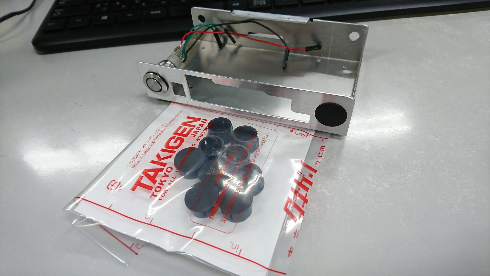 特機課 ナダ電子 タキゲンさんからホールプラグが入ってきたので 穴をふさいでみました やっぱ便利ですよね 弊社の製品にも ホールプラグやホールキャップやグロメットはよく使ってますよ 栃木屋さんも 特機課 ナダ電子 タキゲンさんからホールプラグが入ってきたので 穴をふさいでみました やっぱ便利ですよね 弊社の製品にも ホールプラグやホールキャップやグロメットはよく使ってますよ 栃木屋さんも