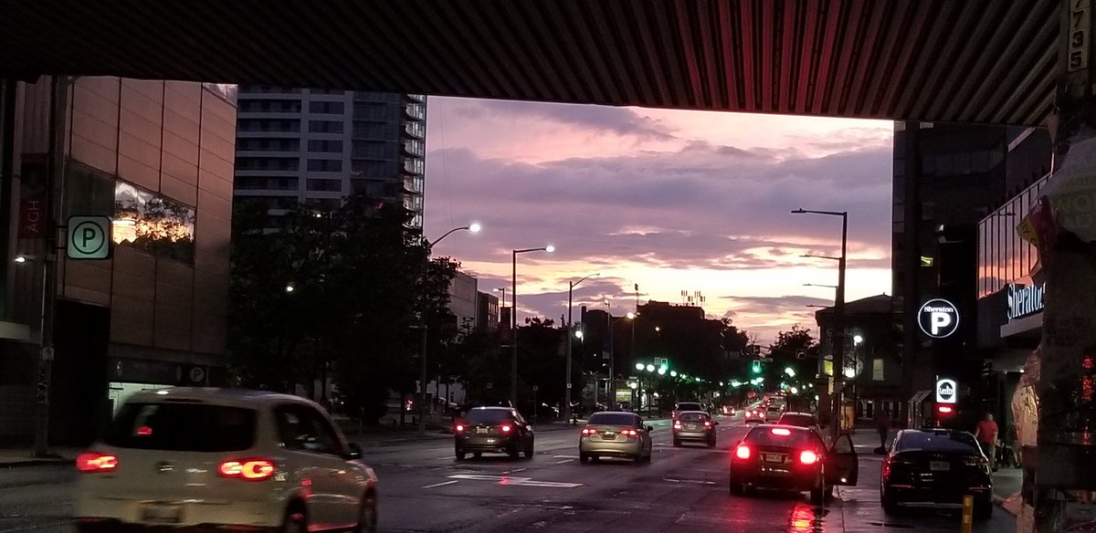 tansyko's tweet photo. Gorgeous night walking home after #SMRTCCE class. #HamOnt #nofilter https://t.co/Ef9pGqRqUr