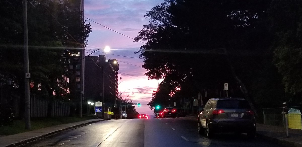 tansyko's tweet photo. Gorgeous night walking home after #SMRTCCE class. #HamOnt #nofilter https://t.co/Ef9pGqRqUr