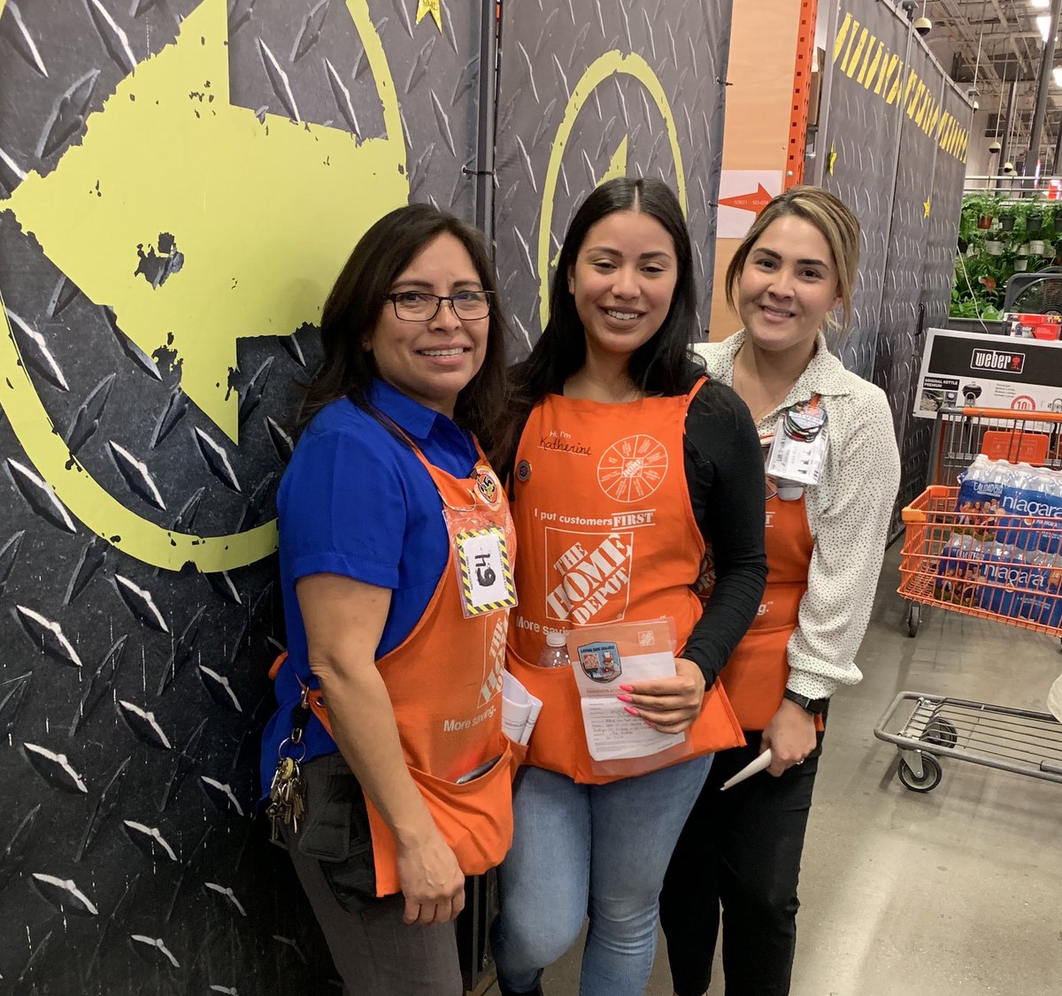 anaruelas91's tweet photo. Recognizing Katherine D31 Lead! Thanking her for helping lead a desk with great enthusiasm and living up to our values day in and day out! Thank you Kat for being an asset to our store and company! π§‘ #sunset6616 #6616servicedesk https://t.co/jeJNjcH1Kf