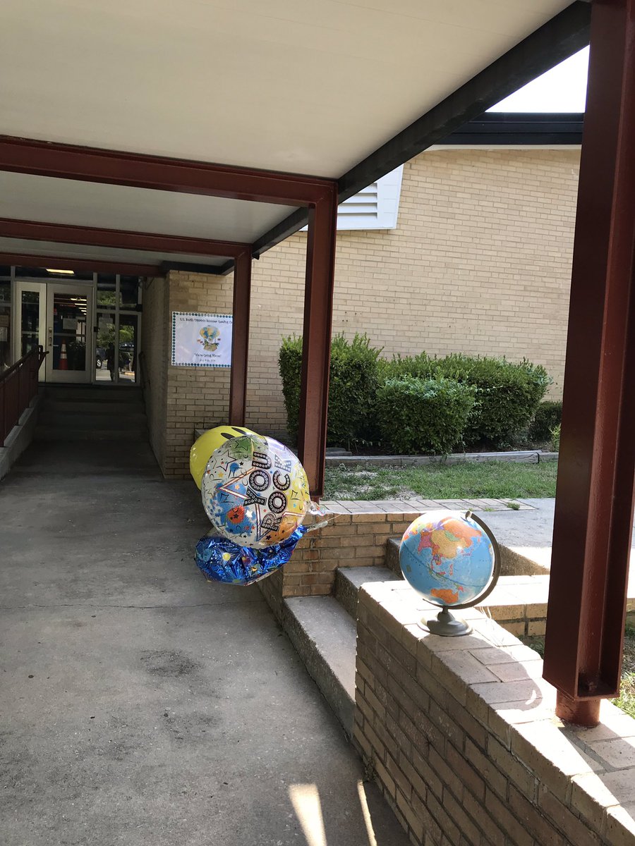 LoriStrange7's tweet image. “We’re Going Places!” at @LucileSouders. Open House was a success. #litnccs #2019CCSrtacamp @CumberlandCoSch @GoldnBlonde @NatalieGodwin @jenlloyd16 @mellottahill1 @katiegreene25