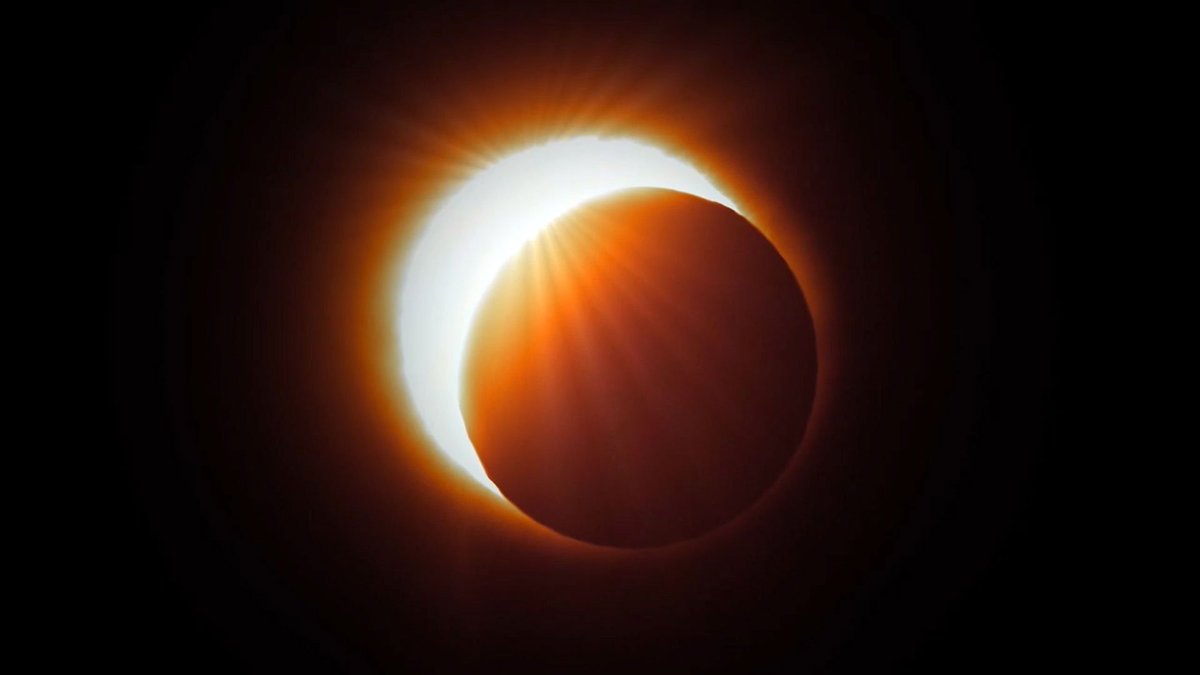 CieMoron's tweet photo. ECLIPSE TOTAL DE SOL /Martes 2 de julio de 2019
Una simple y cálida canción...para vos:
"La luna cubrió al sol
y juntos bailaron.
Ella sintió su calor
y el sol le beso la mano"
#BAHEDfc
#ComisionBibliotecariosCIIEMoron https://t.co/B5J1ko9fSj