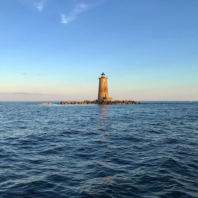 Alex_Andercat's tweet photo. whaleback lighthouse was built in 1872. it's nestled on its own rocky outcrop between new castle and kittery, and marks the mouth of the piscataqua river. the tower stands 75 feet tall and is constructed of dovertailed granite. about 30 lead keepers and … https://t.co/rosWKrwIgG https://t.co/Zs1paB1ri4