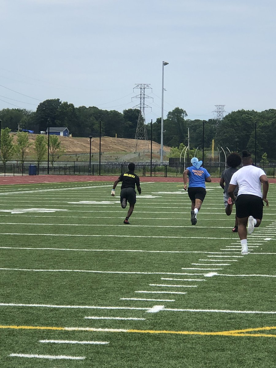 HCFootball_Pres's tweet photo. Earn it Everyday! #OneTens #EarnIt @CTTYE203 @WHHSPresidents https://t.co/xoInVtYLgt