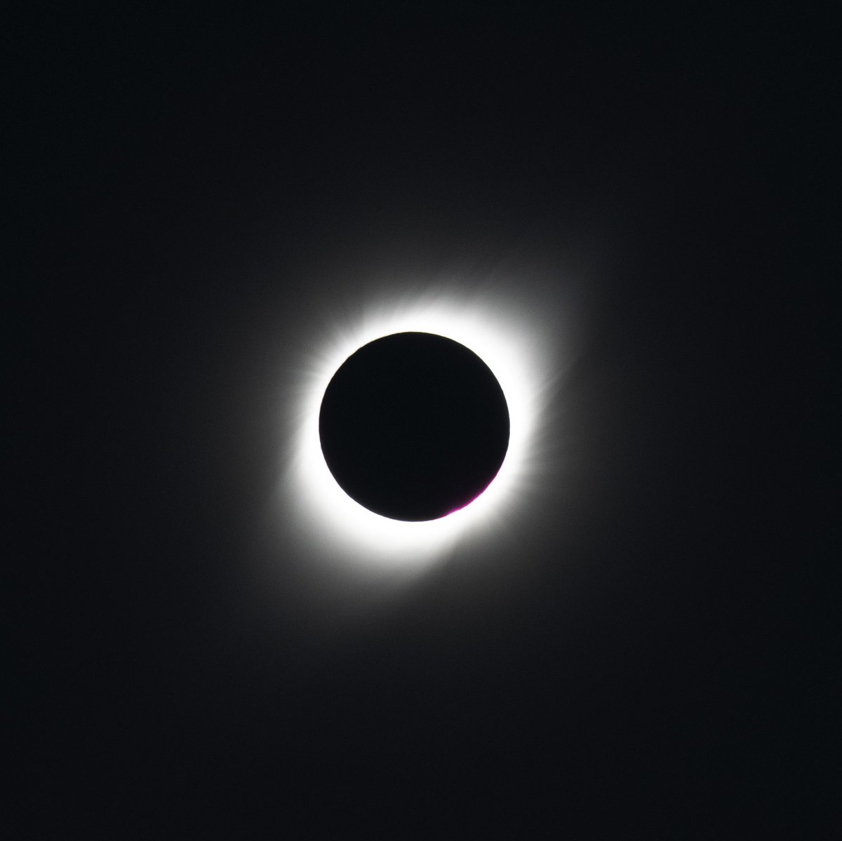 jennyleccles's tweet image. What a moment! 
Image credit: Amanda Kocz
#gmtelescope #TotalSolarEclipse #EclipseChile