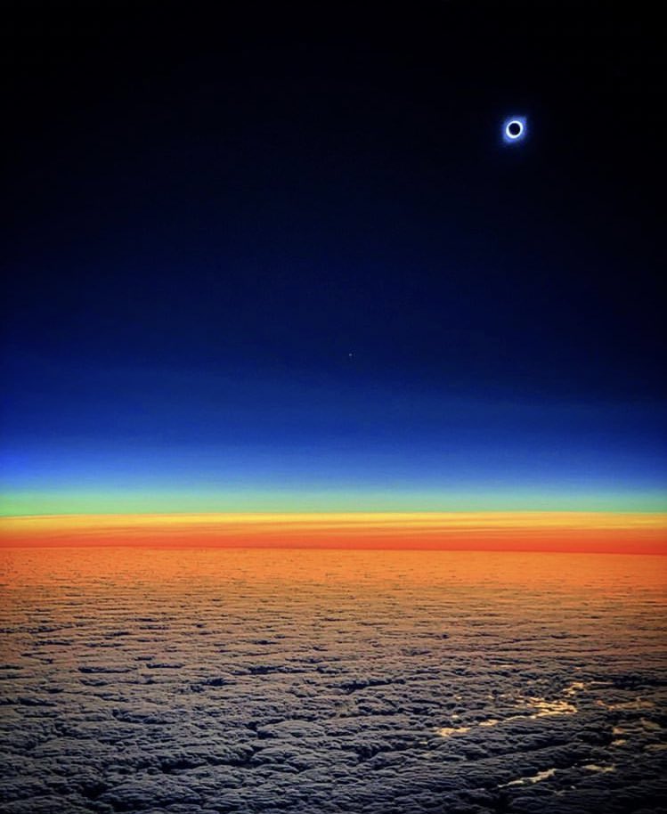 lesliona's tweet image. Lo mejor. La foto de @PANCHOSAAVEDRA desde el avión. #EclipseChile 😍😍😍
