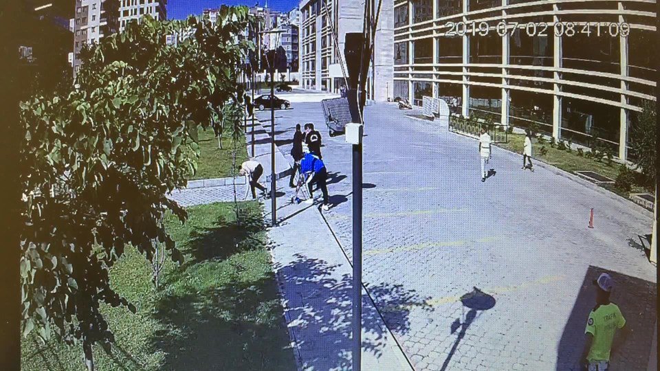 sputnik_TR's tweet photo. İşlemlerini yaparken 25 yıl hapis cezasını öğrenince adliyeden kaçmaya çalıştı https://t.co/gnRCd7VsEE https://t.co/zINtUfmyKa