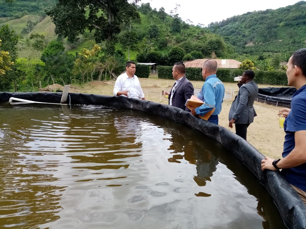 FinanzasEc's tweet photo. El Secretario del #GabineteEconómicoProductivo, @abrivar, visitó el Proyecto Megacamarón, en Esmeraldas; una iniciativa para mejorar técnicas de cultivo de este producto de exportación. Trabajamos en territorio para contribuir a la generación de un #EcuadorConMásProsperidad https://t.co/Ly9Kz7TY9Y