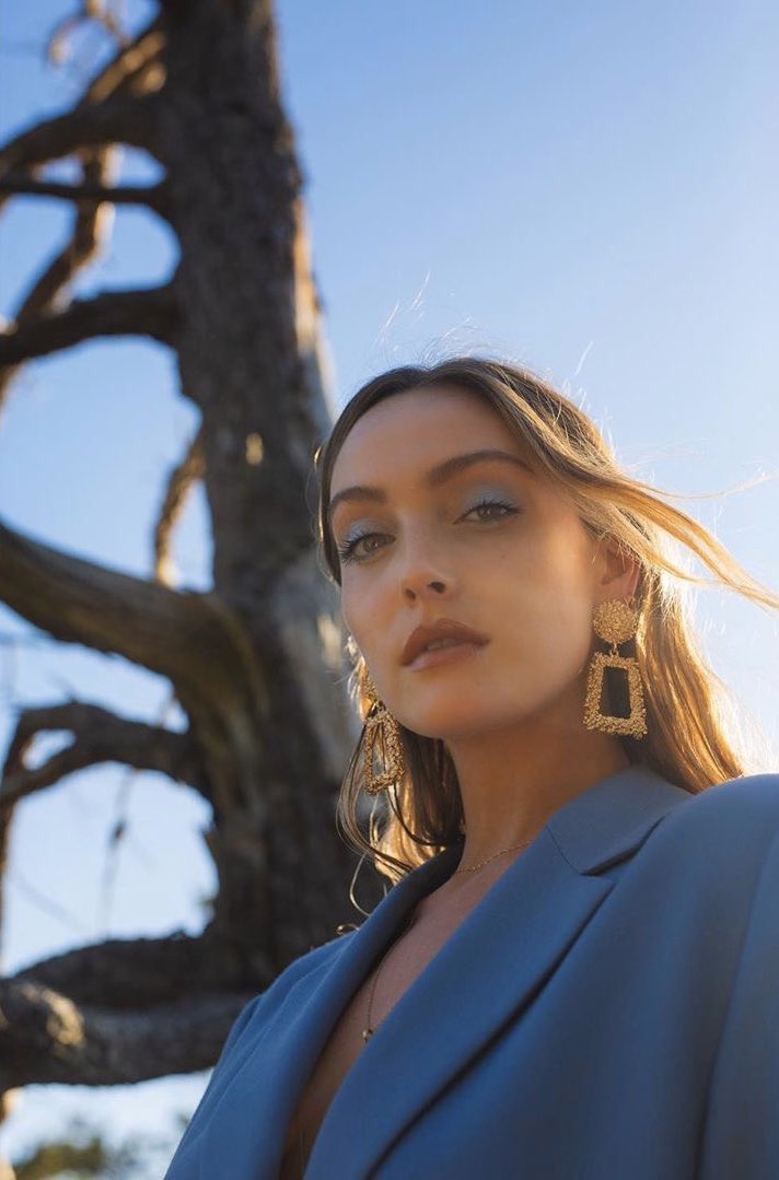 Zara (name)

         •of arabic origin
         •princess
         •a flower, too blossom