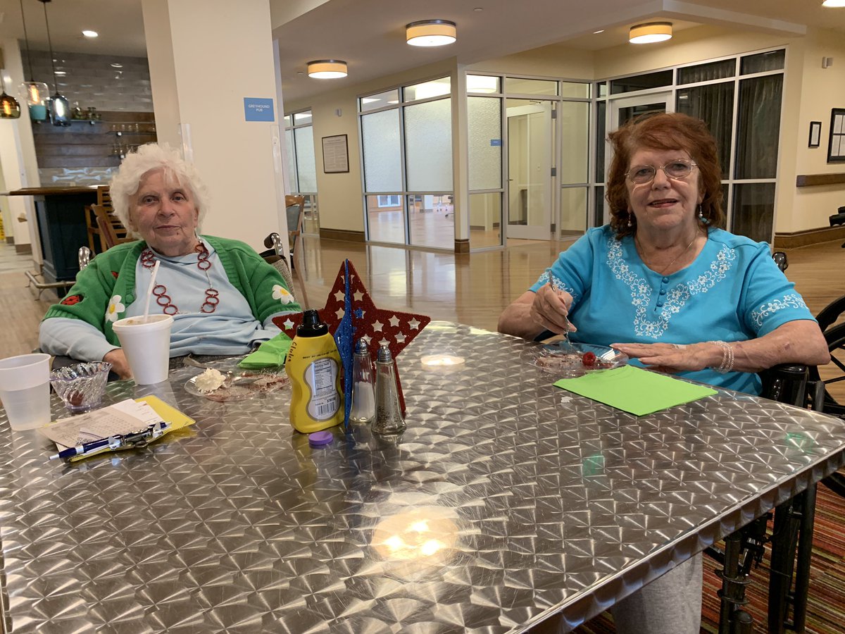 Carmel_WB's tweet photo. Chef Matt delighted our residents at Chefs circle with a delicious chocolate waffle dessert. Thank you for your fun inventive desserts. #chefsrock #funfood @TrilogyLiving https://t.co/kMrukbxT5b