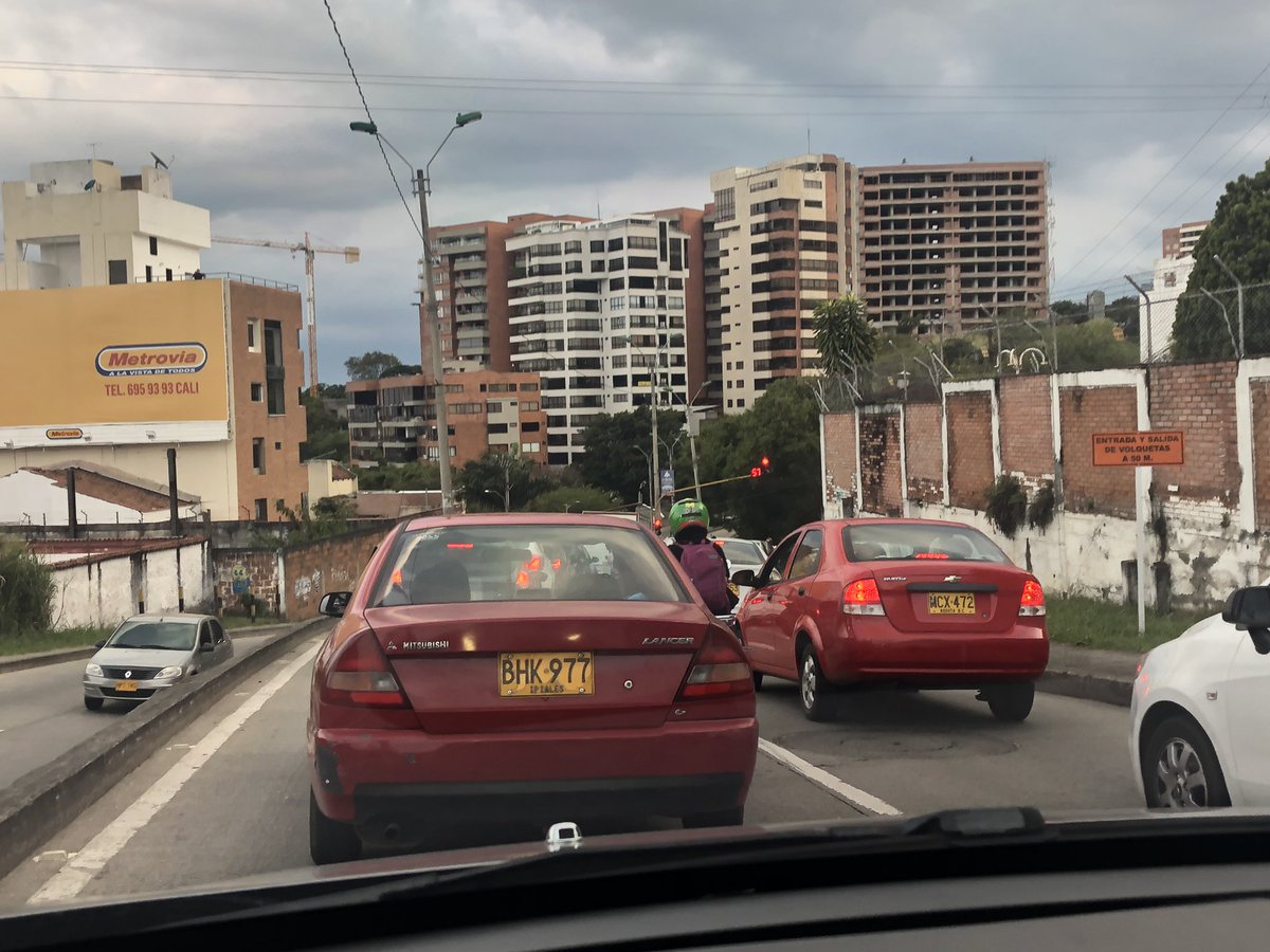 tavopz's tweet photo. @MovilidadCali congestión en la Av. de los Cerros antes del semáforo... vale la pena ajustar tiempos! https://t.co/YfiU8cLHaw