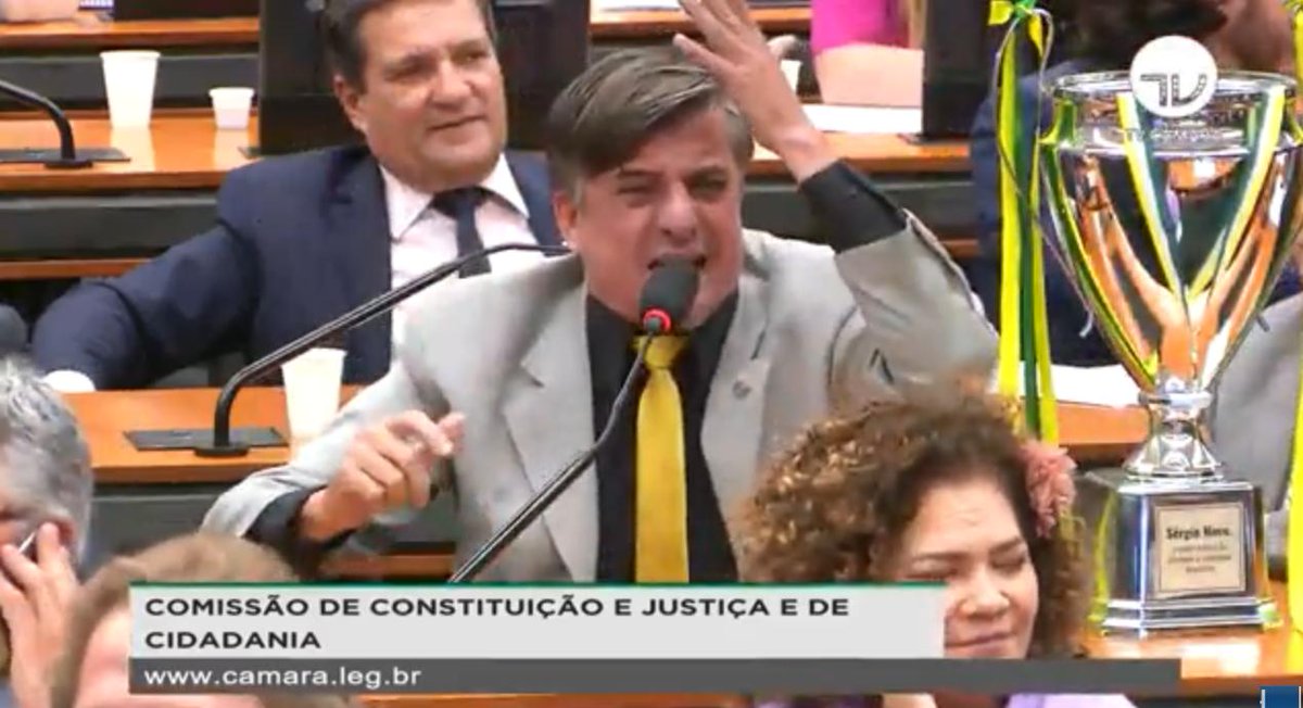 Deputado "Boca Aberta" oferece troféu ao ministro <a href="/SF_Moro/">Sergio Moro</a> e, aos berros, diz que ele é o homem de mais alta conduta do país. Manda os petistas "lavar a boca com creolina e ácido sulfúrico". "Sérgio Moro, a maior estrela do combate à corrupção brasileira", esbraveja do deputado