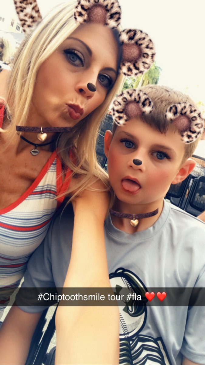 jerseygolden's tweet photo. @ThisIsRobThomas Weβre here and waiting #snapchatstyle β€οΈβ€οΈπ #chiptoothsmile ππ΅ππ https://t.co/zexWAvn9mj