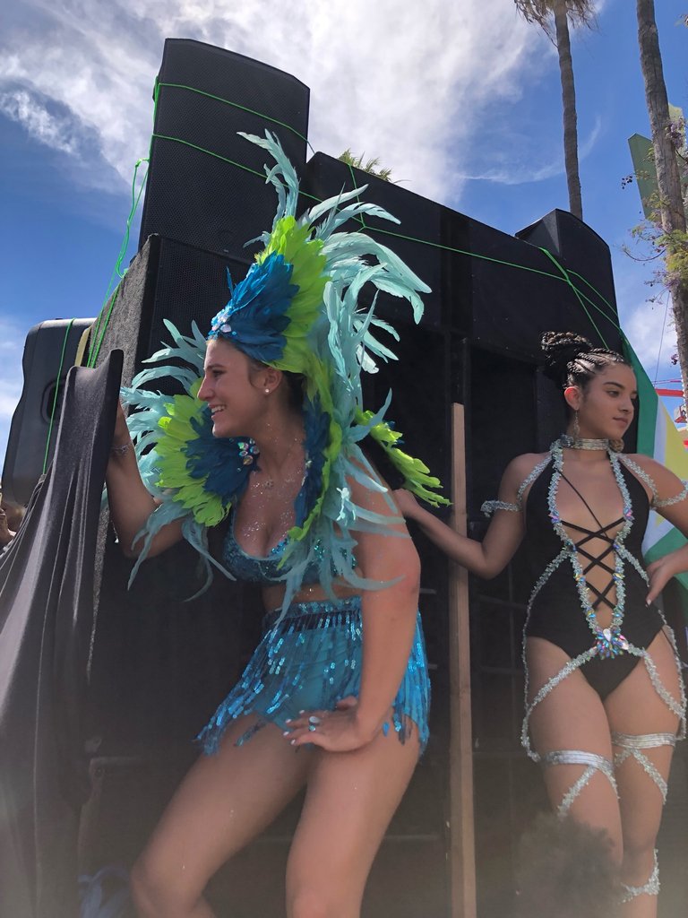 thefeatherplace's tweet photo. ✨Our #CarnivalPrincess having fun @hollywoodcarnival with @Bamboo_Mas
Well done Joanna! 🙌 💞✨
.
.
.
Did you know We Cater to Carnival Buyers!
The Feather Place | 1-800-346-0657 | Wholesale Pricing!
.
#ShopTheFeatherPlace
#HollywoodCarnival #LosAngelesCultureFestival https://t.co/GrT8OPdhSR