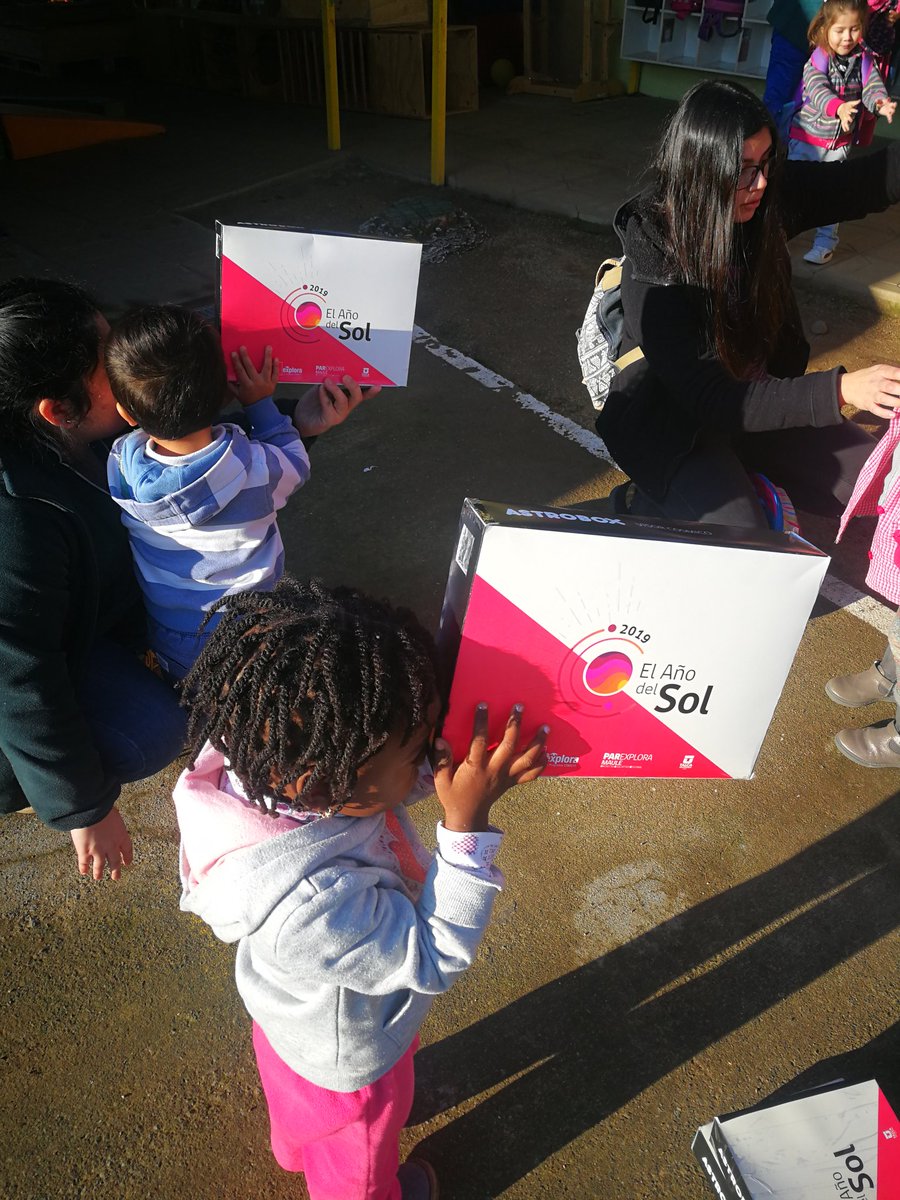 Paula_Mella_P's tweet image. @ExploraMaule  usando las #astrobox el jardín infantil Osito Pandy vivió el #EclipseTotal 👏👏