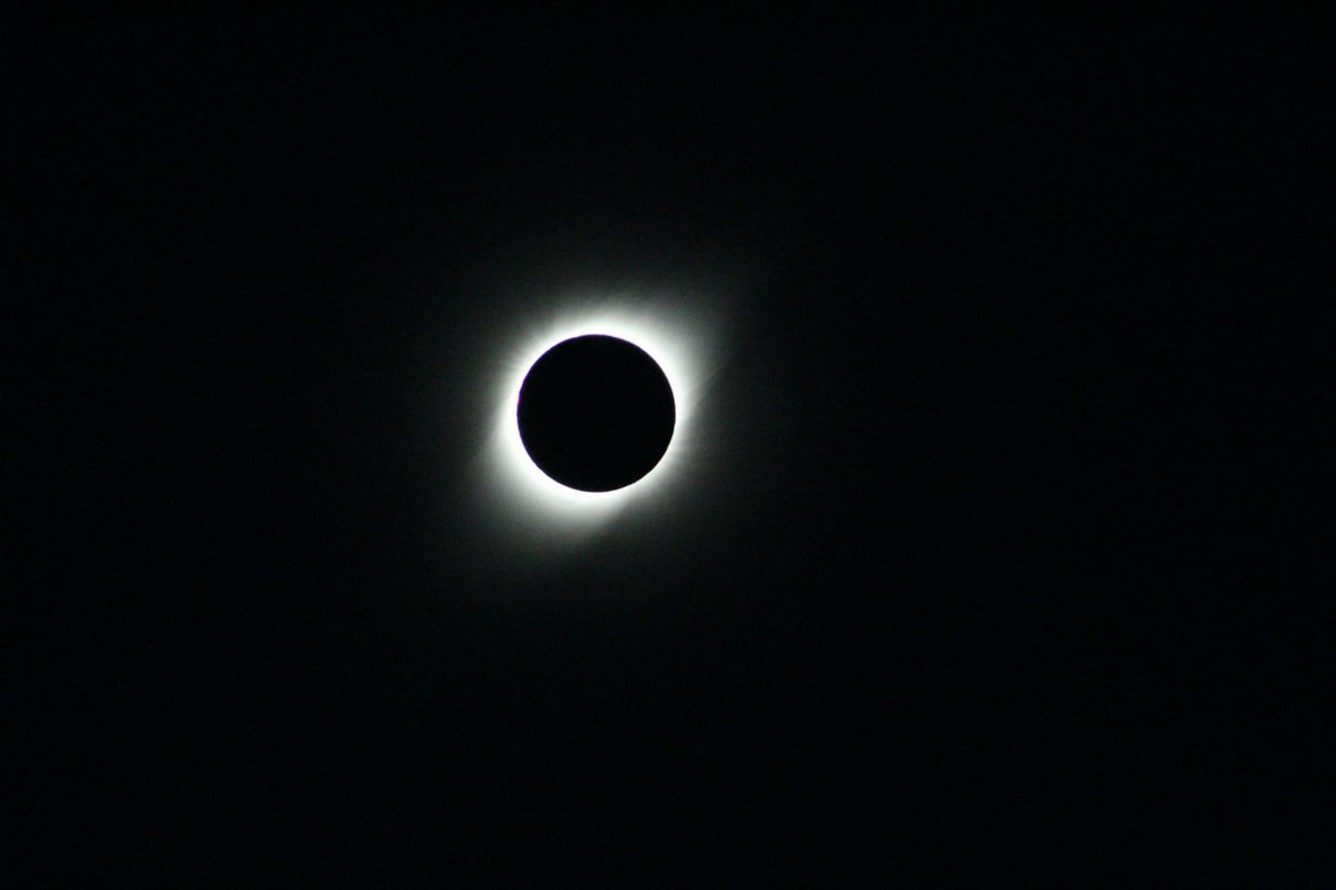 ernestomolina85's tweet photo. #EclipseEnChile: Desde #Valparaíso y también en #Coquimbo esta tarde de martes se apreció el eclipse solar 2019 🌖🌗🌔 https://t.co/XEKJuE2ObP