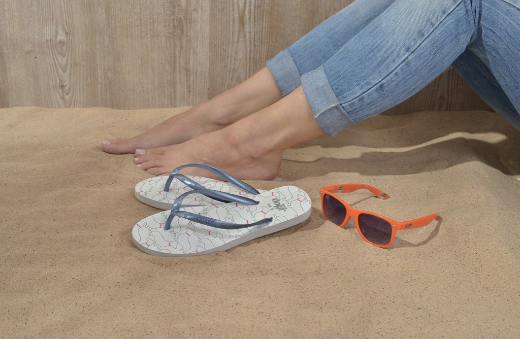 dedicated2dachs's tweet photo. Dachshund Pearlescent  Flip Flops  are everyone's must have item for the summertime available now at https://t.co/1RYXqgEs4H

#quirkydachshundgifts #dachshundgifts #doxie #doxiegiftshop #sausagedog #sausagedoggifts https://t.co/cRGGUzEfuq