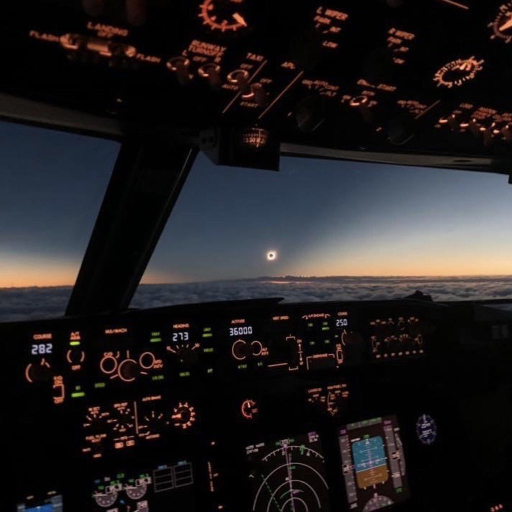 Así vimos el #eclipse solar en pleno vuelo desde #Mendoza. ☀️🌑🌎 #FlyNorwegian #VoláAlgoNuevo 📷: S.Stocker