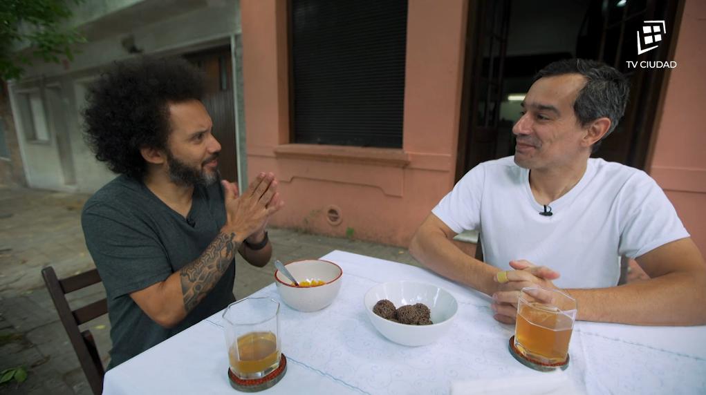 TVCIUDADuy's tweet photo. Conocé junto a #PabloSilvera la gastronomía e historia de Brasil.
Esta noche visitaremos el restaurante #SaborCarioca donde probaremos una nueva mezcla de sabores.

🇧🇷 #BocaABoca Hoy, 23h https://t.co/qtshcqBfBY