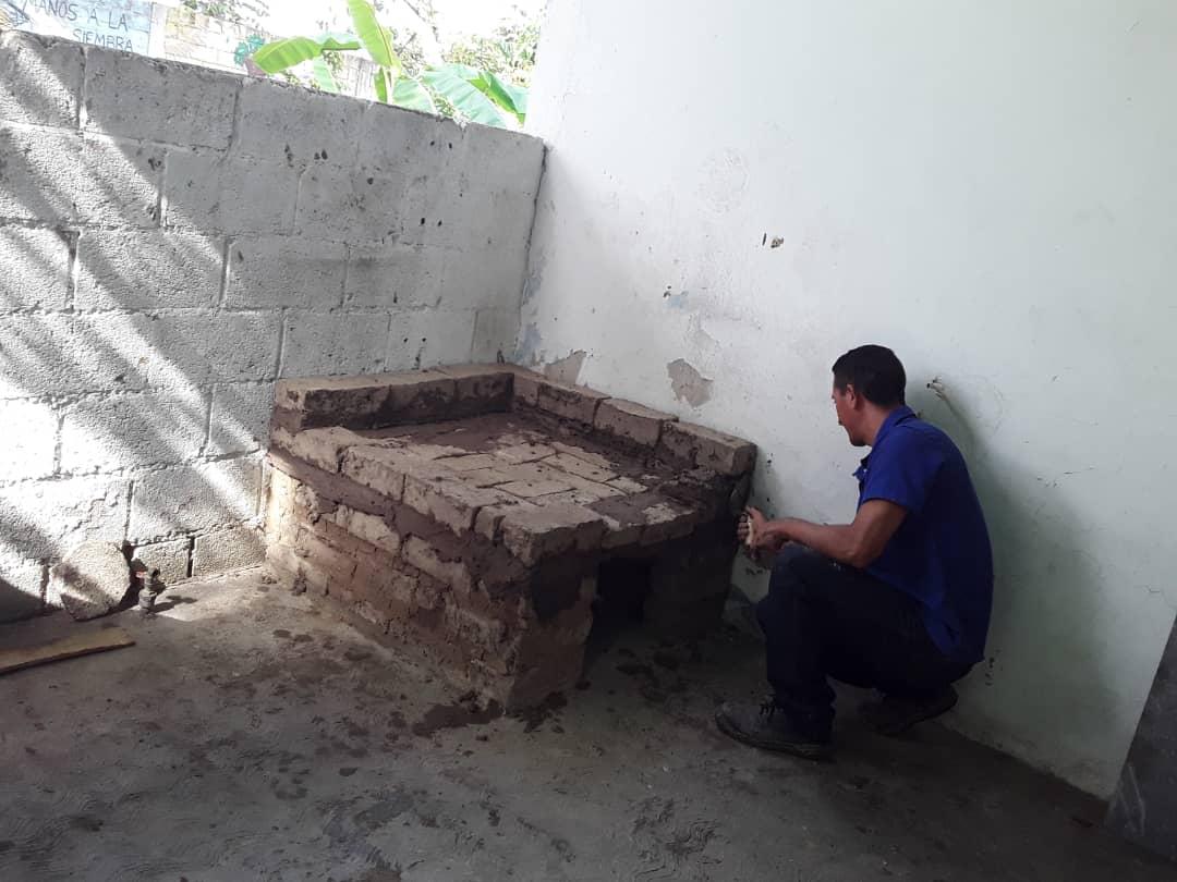 PRurdaneta's tweet photo. @PtmsCarabobo #Estufa con fogon. UEN Carabobo La isabelica https://t.co/vQgVzuDA1H