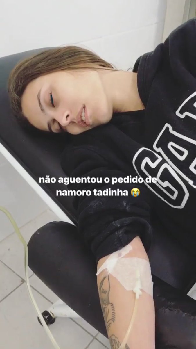 mvvrinaesp's tweet photo. e eu que fui pedida em namoro ontem e fui parar no hospital https://t.co/p47Z81msGI