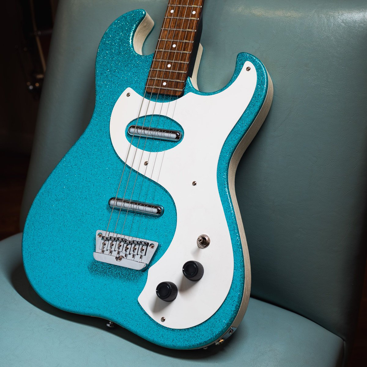 ChicagoMusicEx's tweet photo. This Turquoise Metal Flake Danelectro '63 has got us wishing we were sitting and strumming poolside. Grab this sparkly single-coiler for $395 now! https://t.co/poJDbOP1zy
#chicagomusicexchange #danelectro #danelectro63 #gearwire #gearybusey #guitarspotter #guitarphotography https://t.co/dEeBTzaXdZ