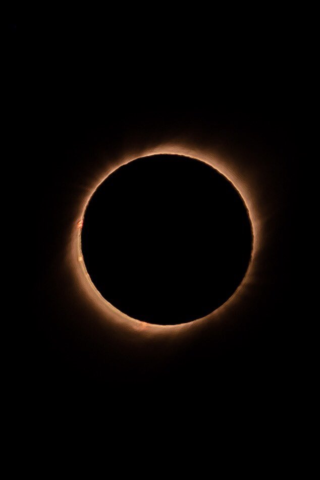 viviancromwell's tweet image. #EclipseChile. The last photo was from 2017, as you can see the difference, it was red this time because it was near sunset time. what a surreal experience!