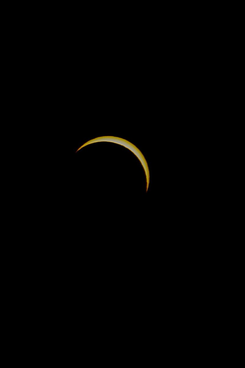viviancromwell's tweet image. #EclipseChile. The last photo was from 2017, as you can see the difference, it was red this time because it was near sunset time. what a surreal experience!