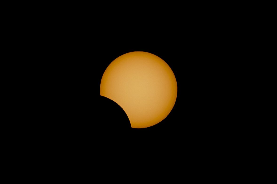 viviancromwell's tweet image. #EclipseChile. The last photo was from 2017, as you can see the difference, it was red this time because it was near sunset time. what a surreal experience!