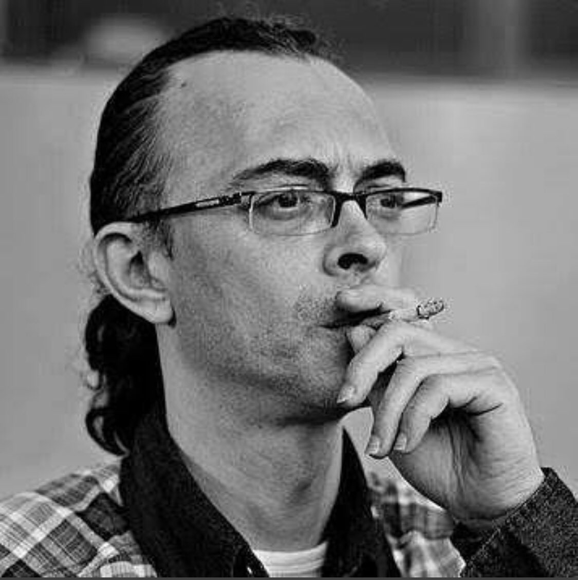 Çocukluğumdan, Beyoğlu’ndan kalan son çiçek de solmuş. 7 yaşımdan beri bana şiir yazmayı, aşkı, insanları öğreten muazzam insan Küçük İskender’i kaybetmişiz. Tarifi yok, çok üzgünüm..