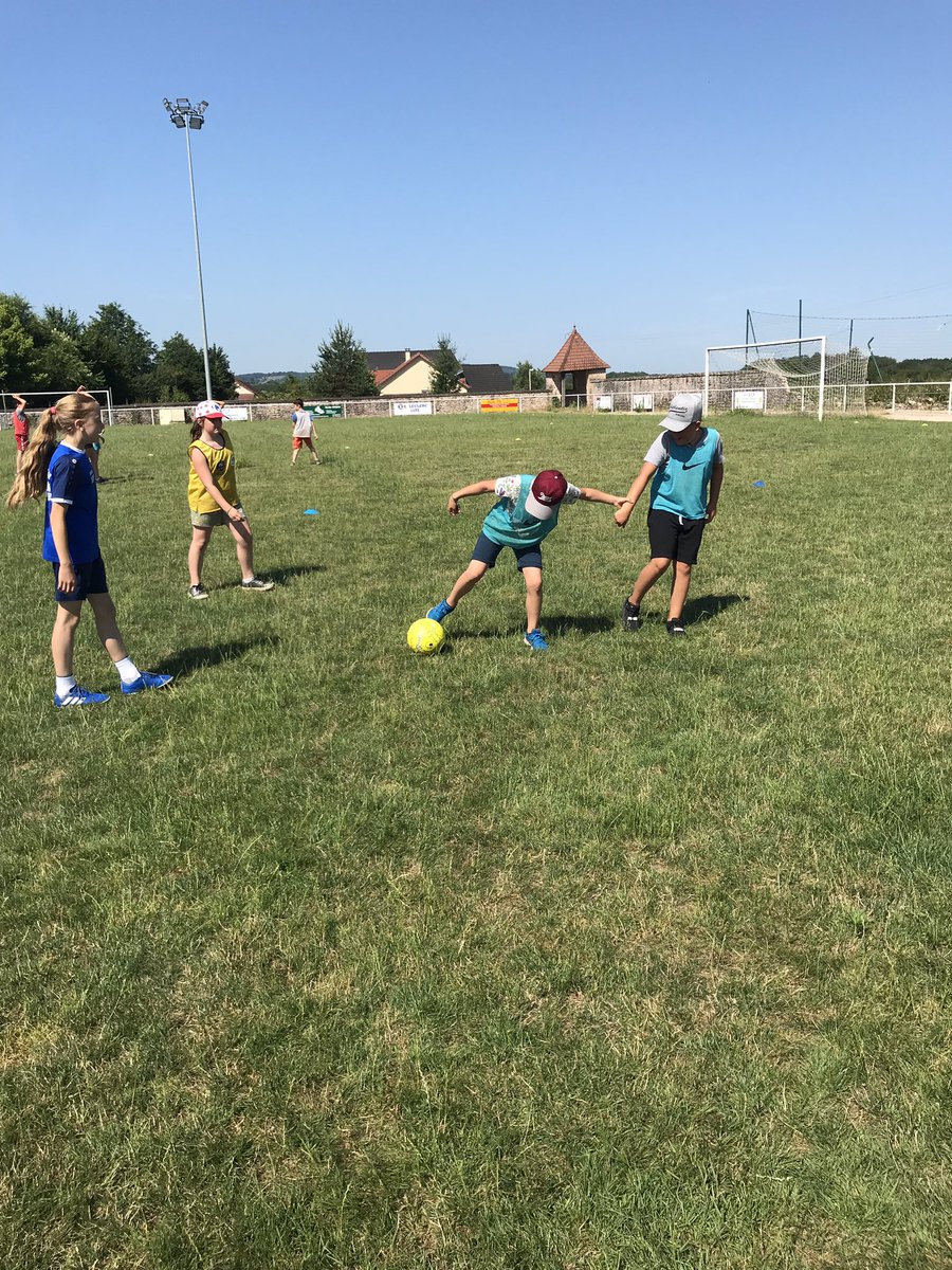 CFranchevelle's tweet photo. Les mains sur la tête, se tenir par la main... tous les gages étaient permis 😈lors de notre petit foot matinal @julien_mangel ⚽️😉 https://t.co/t3ENiVz51v