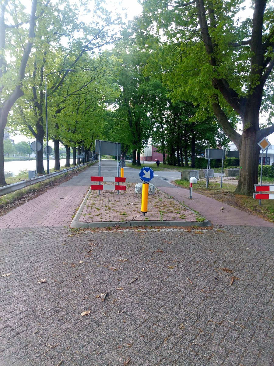 Het heeft slechts even mogen staan,  <a href="/Gem_Oosterhout/">Gemeente Oosterhout</a> ...
En weer is het paaltje  verdwenen.  Al voor de 3e x in paar  maanden tijd
Wat is dat toch hier?  giet het maar  in beton! 
Locatie: knip  Meerstoel  bij Wilhelminakanaal Zuid