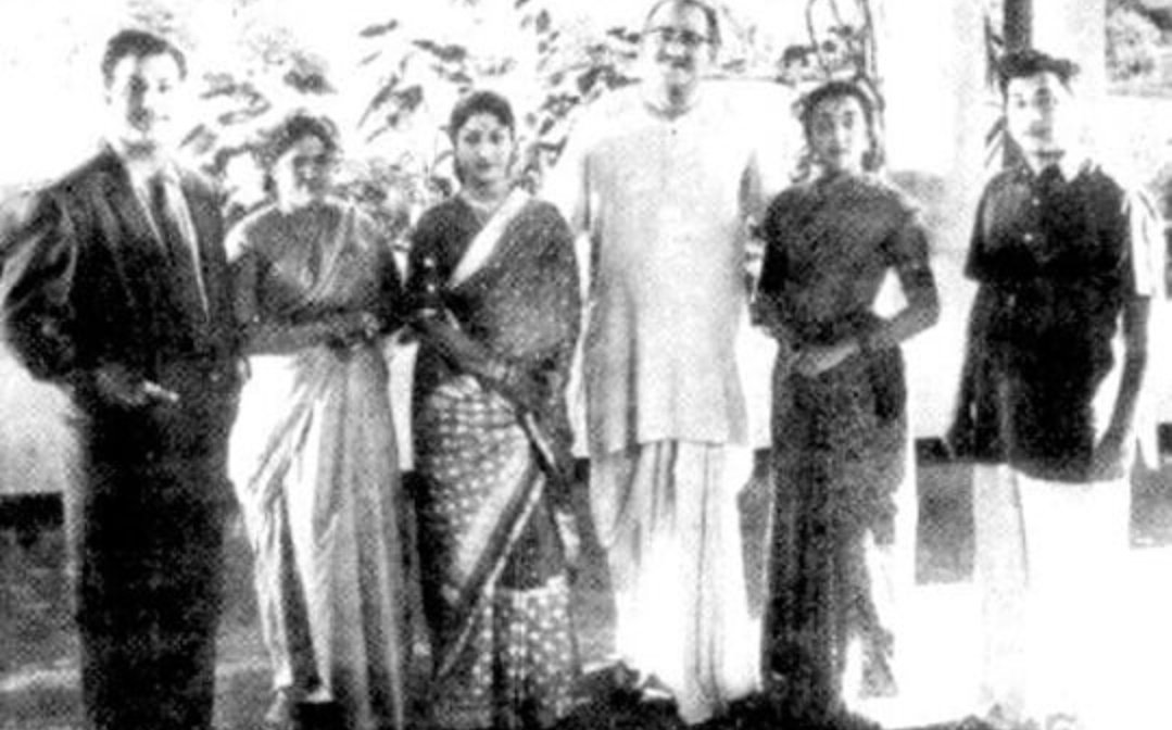 What more! Most of his old actor colleagues were doing films in Madras! It was a wonderful reunion of sorts! Check this lovely image with NTR, ANR, Savitri, Jamuna and Suryakantham. 