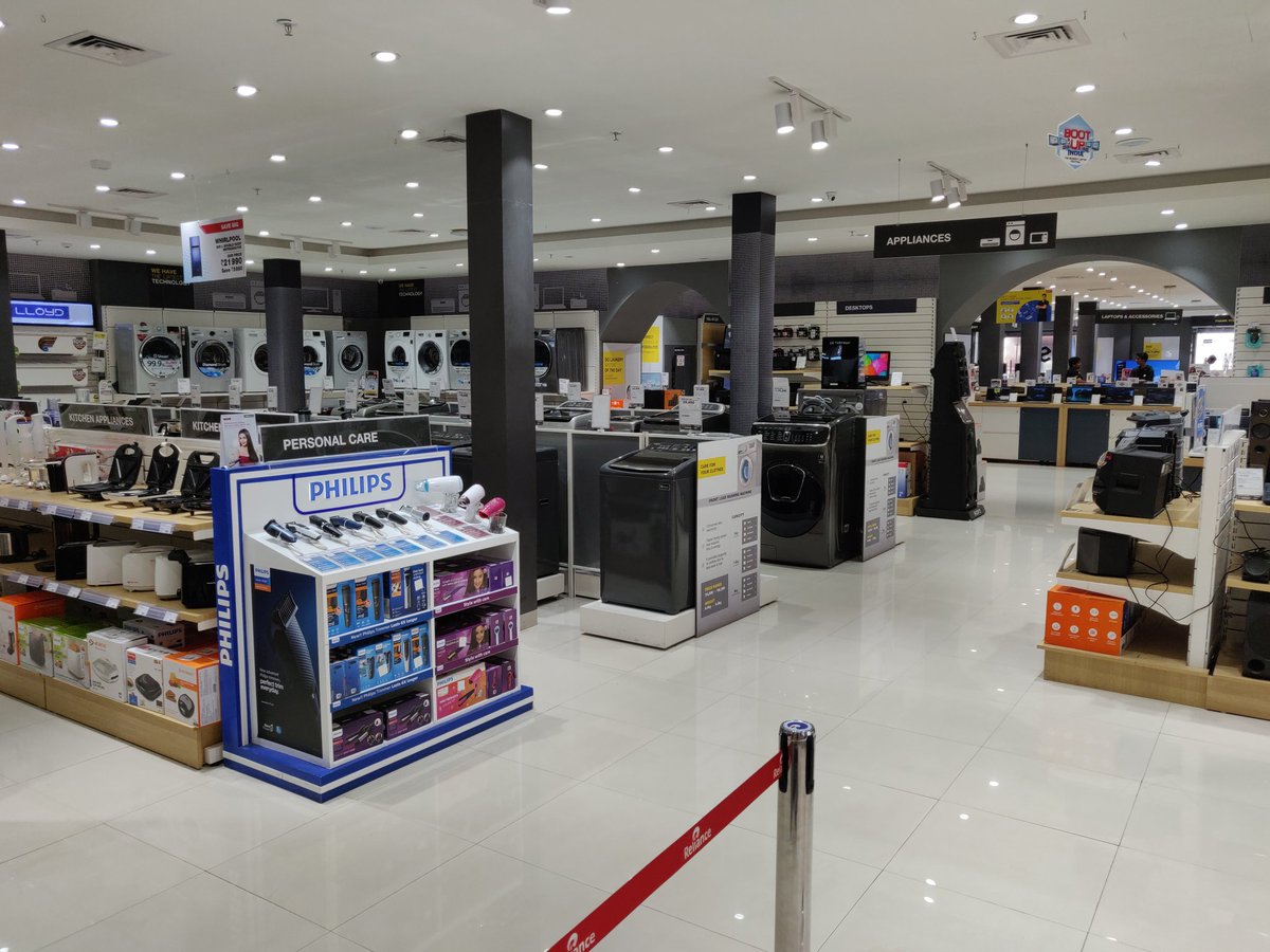 punitjethani's tweet photo. @RelianceDigital Fort always has a deserted look . Hardly any footfall ! #reliance #fort #200pe #reliancedigital https://t.co/XqW7PCmcbx