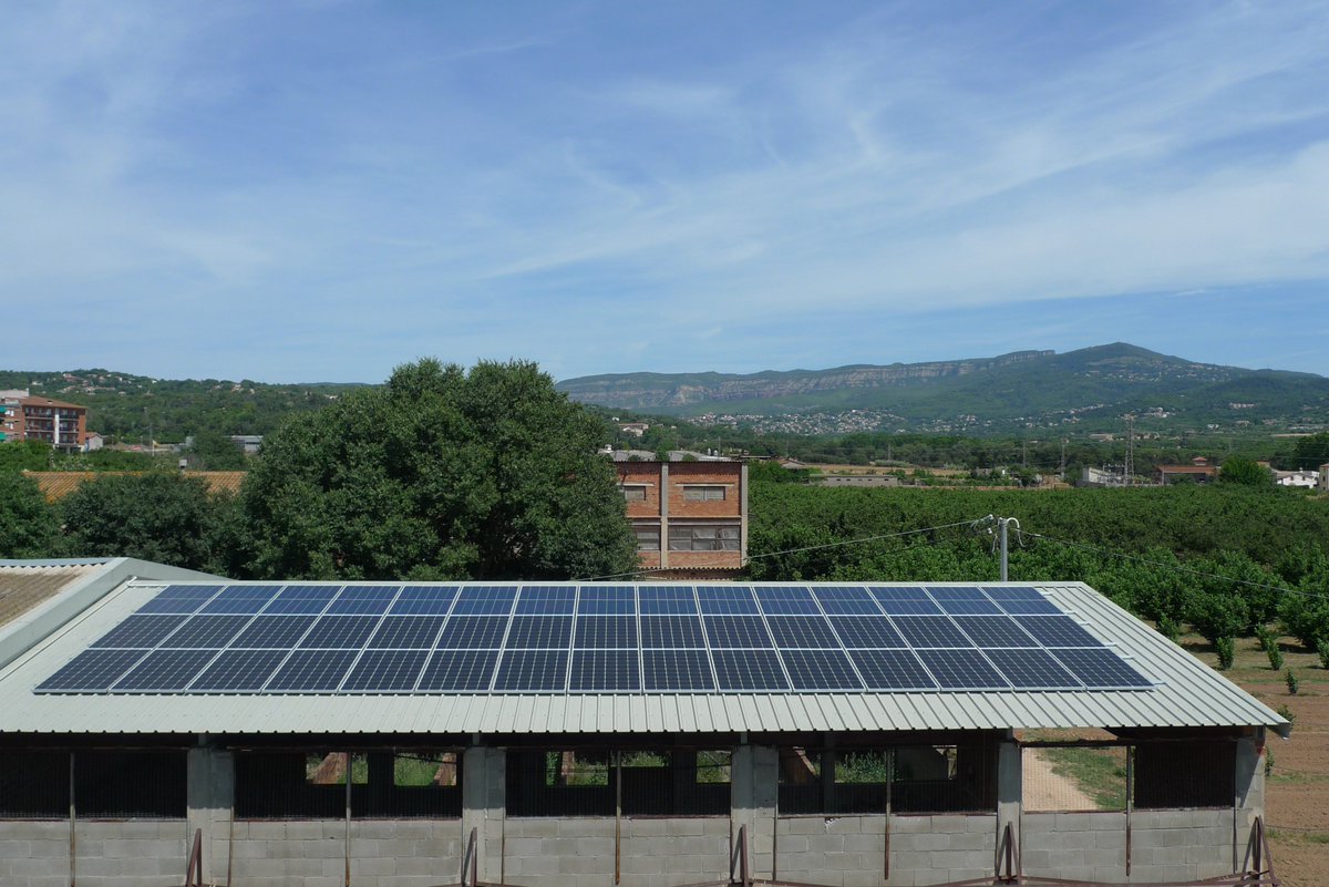 FesEnergia's tweet photo. Instal•lació fotovoltaica d’autoconsum de 13,28 kWpic a l’Agroturisme Can Burguès (Santa Eulàlia de Ronçana). 30 panells monocristal•lins i 15 panells policristal•lins que generaran uns 18800 kWh/any amb un estalvi de 7 Tn/any d’emissions de CO2 https://t.co/SPKR8wUnpJ