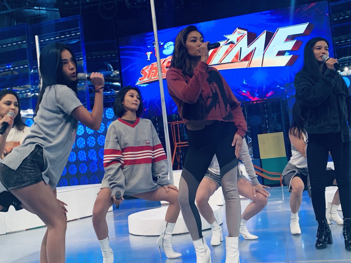 GTBreakthrough's tweet photo. [@itsShowtimeNa] 190703
A sneak peak of GT's rehearsal for their prod number on Showtime later! Don't forget to watch them at 12nn! Spread the word 💋
#ShowtimeFullForce https://t.co/0okQD1BqID