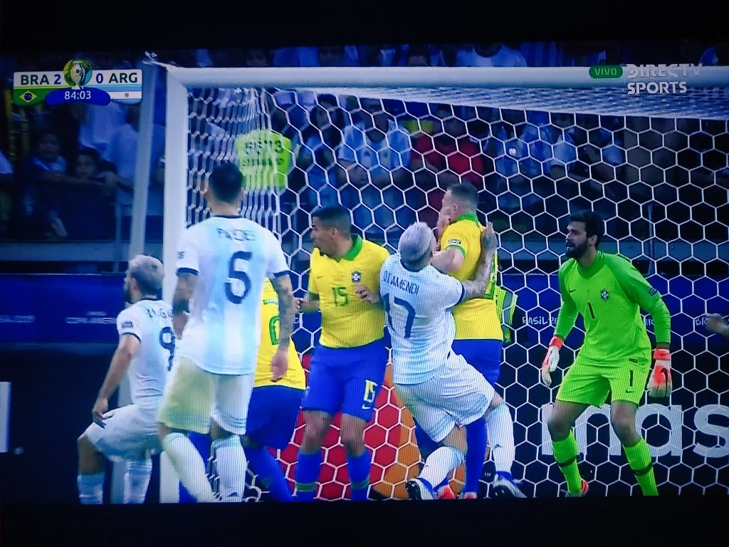 gggiulian0's tweet photo. Creo que hoy viví el robo mas grande que vi desde que nací, de Armani no se quejen, los dos goles fueron abajo del arco, inatajables, Messi jugó bien, Agüero jugó bien, Lautaro, Paredes, todos. Pero esto no es fútbol, es una vergüenza, me decepciona el arbitraje, ¿y el var? https://t.co/DB1IyCDqLA