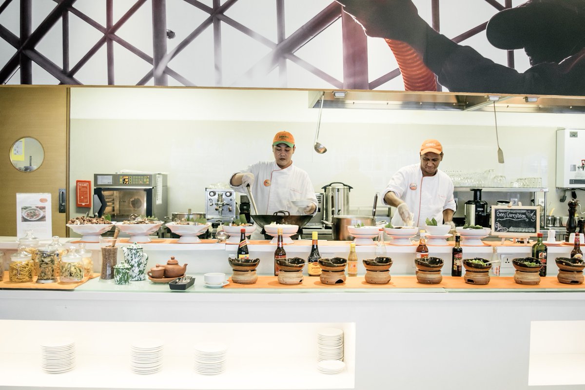 Our dedicated chef are crafting our every mouthwatering food with passion and proficient 
.
.
.
#food #buffet #healthylifestyle #sudirmanarea #HARRISfX